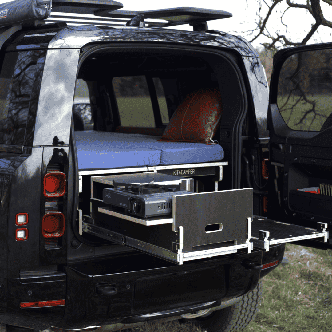 K4Camping-new-defender-110-back-door-side-wide-kitchen-IV-scaled-1.png Minicamper Sport Defender new 110 – Bild 1